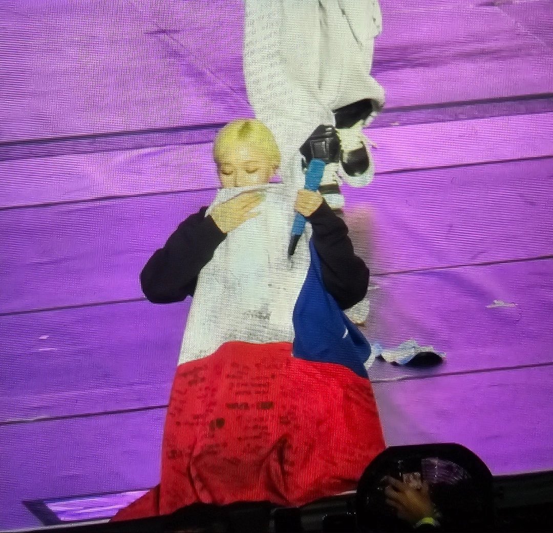 joyminjeong's tweet photo. Winter kissing the Chilean flag fans gave her 🥹🤍 https://t.co/GQ1HuH1XV9