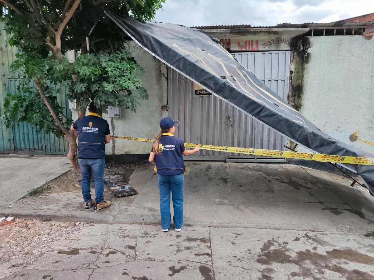 juanpcohen's tweet photo. Hay que resaltar la labor que ha realizado el equipo de gestión de riesgos y desastres de #Cúcuta hoy frente al vendaval que golpeó sorpresivamente a la ciudad causando heridos y daños en infraestructura. A esta hora continúan verificando reportes y atendiendo emergencias que llegan a la línea de atención 3133218204.