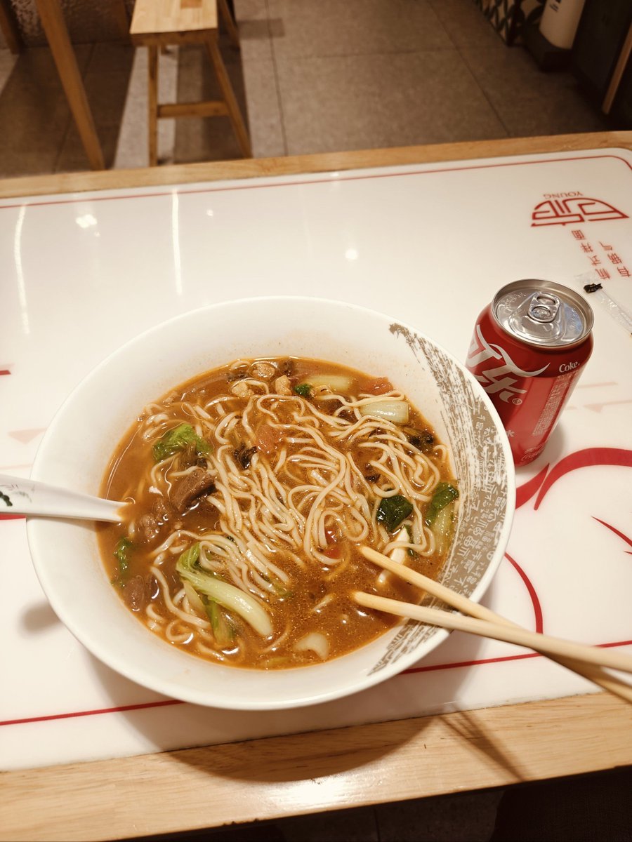 DSeiger's tweet photo. 凌晨两点的小店，暖光灯裹着一碗汤面，汤鲜面软，把归途中的疲惫都揉进热气里，今夜有食，也有归处。 https://t.co/w3IJtaANcE