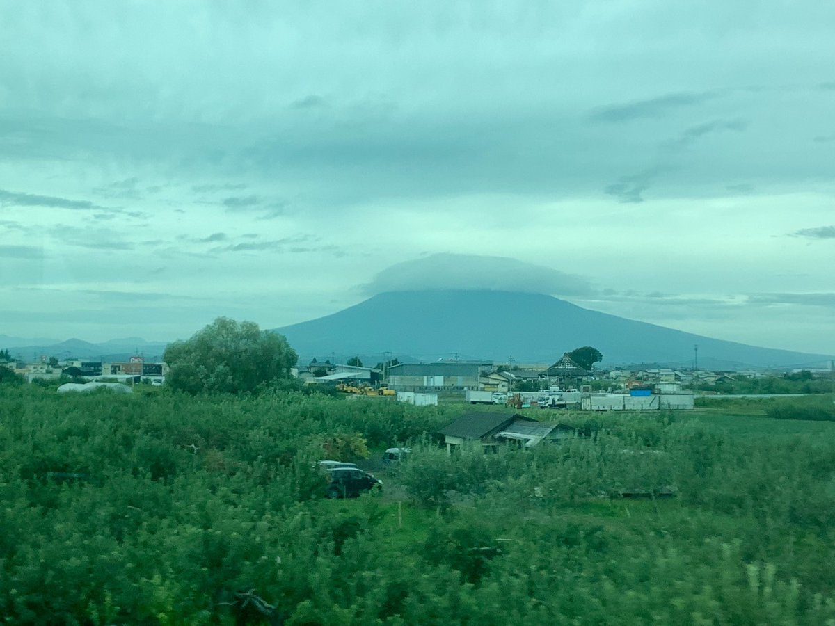 waters22221's tweet photo. 岩木山に笠雲が掛かっています
雨降るだろうなー https://t.co/lFWSxB5eXK