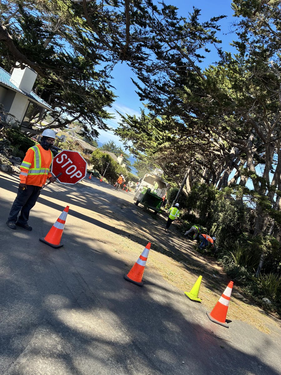 CommTreeServ's tweet photo. ⛳️ Fore! CTS is working through.

Our team is in beautiful Pebble Beach providing utility line clearance and traffic control for a major California utility, keeping crews, motorists, and the community safe while protecting the view.
#pebblebeach #treeservice #utilityclearance https://t.co/U2TYYskr4z