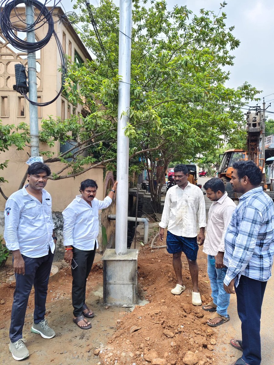 DGovindReddy10's tweet photo. *విశాఖ... గాజువాక* 

 గాజువాక నియోజకవర్గం గొడ్డు వానిపాలెం మరియు దిబ్బపాలెం గ్రామాలలో రింగు లైట్లు దగ్గరుండి వేయిస్తున్న _EX -  *_డిప్యూటీ మేయర్ దల్లి గోవింద్ రెడ్డి గారు* 

 ఈ కార్యక్రమంలో గొడ్డువాణిపాలెం  జనసైనికులు మరియు దిబ్బపాలెం జనసైనికులు  కూటమి నాయకులు, GVMC అధికారులు, తదితరులు పాల్గొన్నారు @APDeputyCMO @JanaSenaParty @JSPShatagniTeam @JSPVeeraMahila @pithapuramjsp