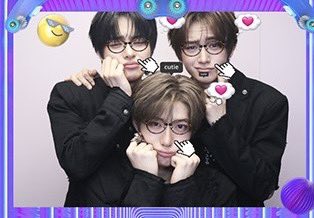 xinrish's tweet photo. so what kind of circle is this?? the maknae is being led by the leader?? 555555 https://t.co/SpMgKVNhJY
