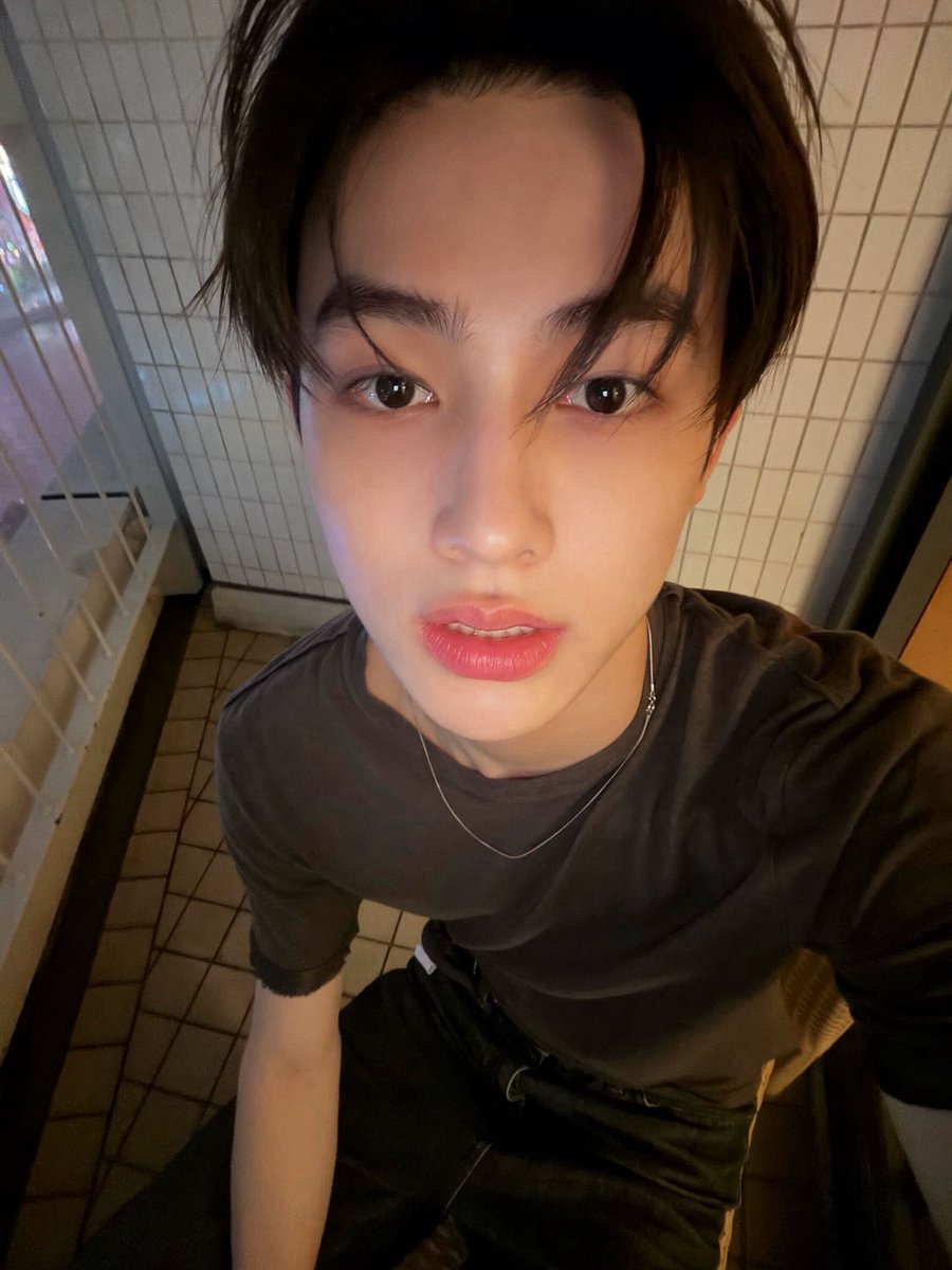 plzyoulikeom's tweet photo. 조혼나이쁘네시발..     너누구야.    누군데이렇게이뻐.    너누구거야(내거) https://t.co/O0n2KNkMx0