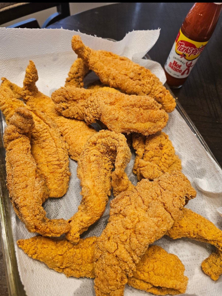 __shesofine's tweet photo. So let me tell y'all how I be in my backyard frying fish since we officially moving down south. IDK why but that "Backyard Air" makes everything taste better lol 😩😆 https://t.co/laoX2Xh22A