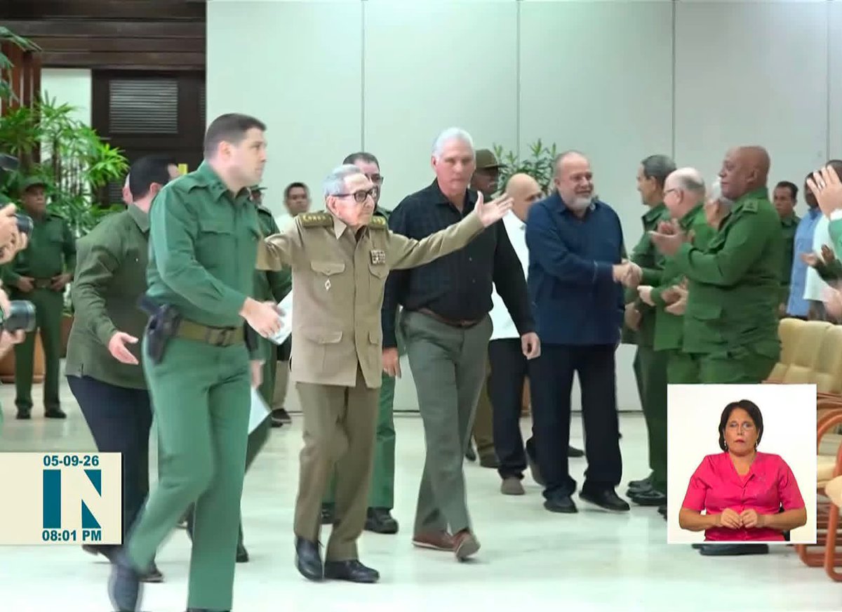 CubacooperaMzb's tweet photo. Con el uniforme verde olivo impecable y la frente en alto. Ver a #RaúlCastro firme junto a Díaz-Canel es el mejor recordatorio de que la Revolución no se rinde ante ninguna tempestad.
¡Gracias por una vida de entrega inquebrantable! 🇨🇺❤️#CubaVive #UnidadYContinuidad https://t.co/70nzFhsu84