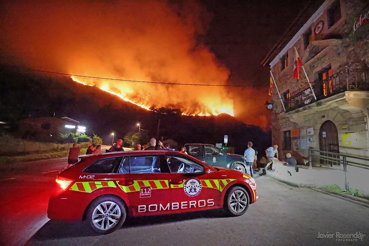 JavierRosendo7's tweet photo. 5/9/2026 📷 https://t.co/svl62hi0bK
Son 2 momentos de anoche, durante el incendio que se acercaba al nucleo urbano de #correpoco #lostojos
Toda la info en #dmontanes: https://t.co/de1JRk6qCv
.
.
.
#fotoperiodismo #cantabria #incendiosforestales #incendios https://t.co/wEoZ9JBum0