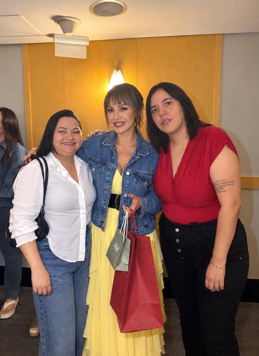 total68424's tweet photo. Com a nossa Gaby, tão linda por dentro e por fora…. Obrigada, Gaby, por nos receber tão bem e a nossa querida Maiara, por nos proporcionar esse encontro tão especial.

@gabyspanic @simonecost55326 @Maisoare https://t.co/sCVkqBdiUi
