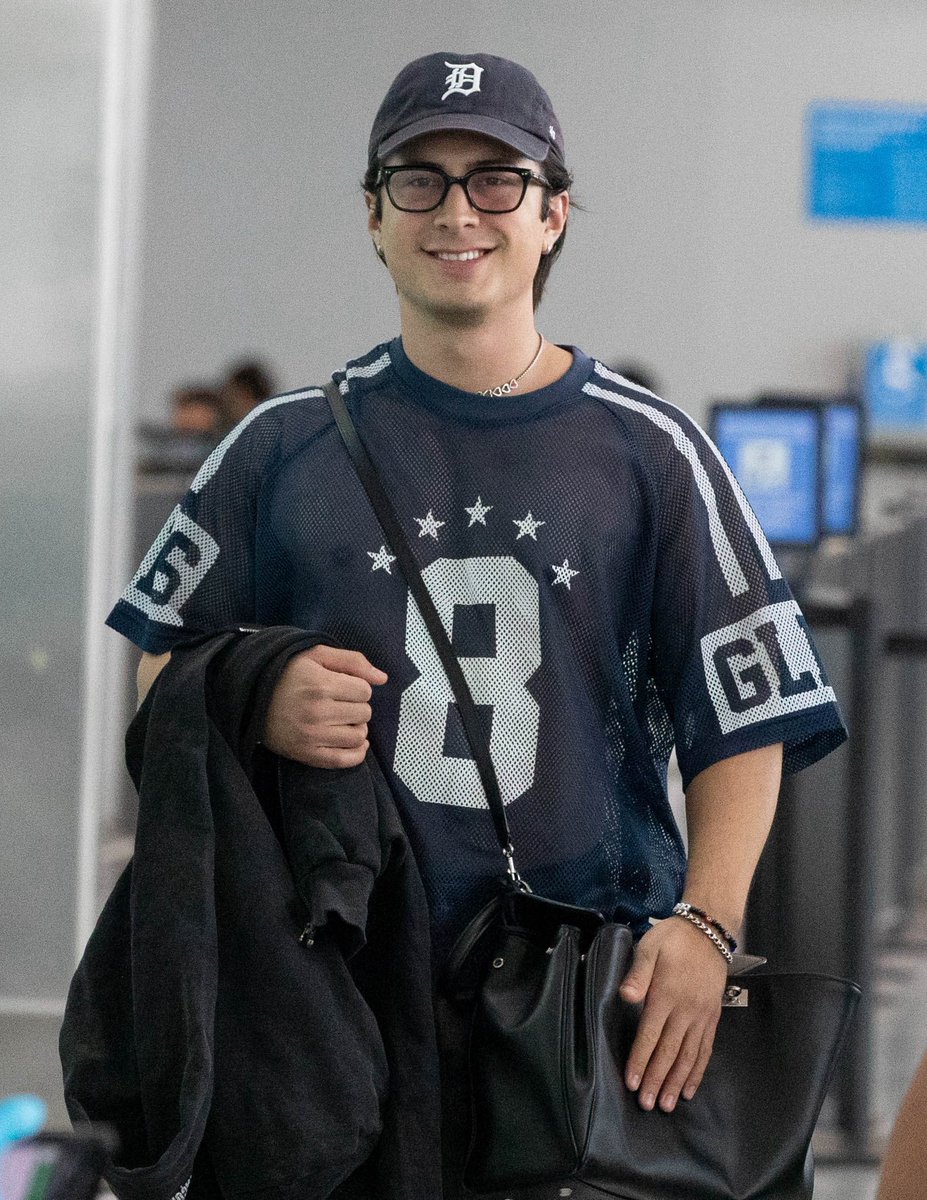hudsonconnorupd's tweet photo. New photos of Hudson Williams and his partner Katelyn at the Toronto airport recently https://t.co/u3Ac0nBNSV