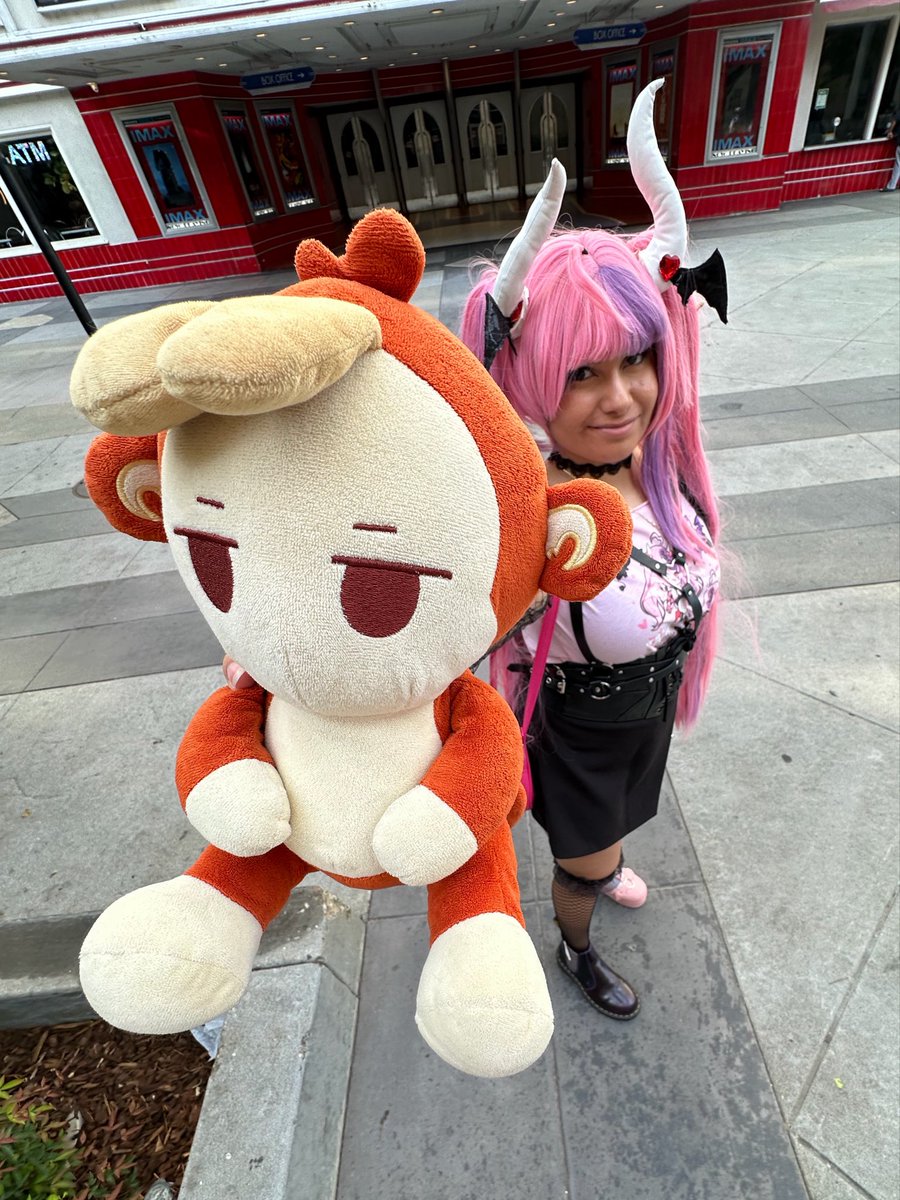 peachy_chuchu's tweet photo. For #sacanimesummer this year I did an original outfit for Ironmouse!!! I loved how I looked and a good amount of people recognized my cosplay! 😭🩷  &amp; ofc I had to bring Monke along 🐵🩷 #ironmouse #ironmousecosplay https://t.co/SZooWu2KhS