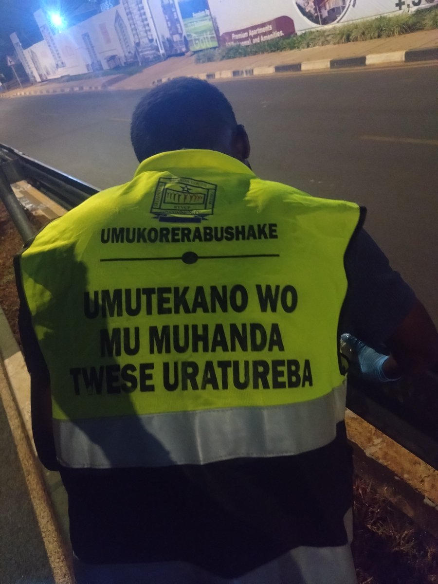 kibazaryvcp's tweet photo. None @RwandaYouthVol1 batuye @kacyiru_sector kumugoroba bakoze igikorwa cyi isuku muri #KigaliYacu Ikeye Kandi itekanye aho bakoreye isuku ibyuma bikikije umwanya wagenewe gukorerwamo siporo , aho batangiriye #Tv1 basoreza #SundayPark
#YouthVolunteers #IbikorwaBinozeByivugire https://t.co/YJ3bNfV6mK