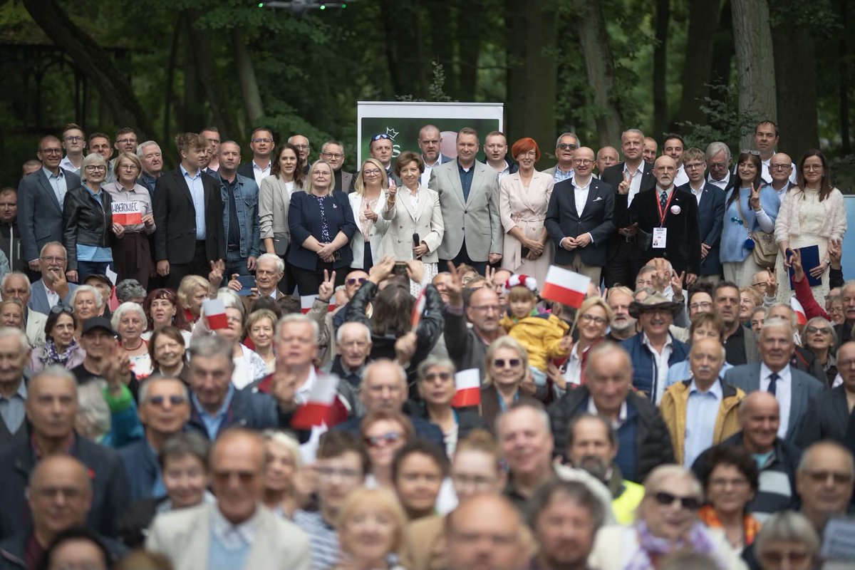InzBialas's tweet photo. ✌️🇵🇱 Przepiękny XII Piknik Rodzinny w Biedrusku organizowany przez Posła dr @bwroblewski 
Były rozmowy z Rodzinami Poznania i Powiatu Poznańskiego oraz super atmosfera 🤗,
Dziękujemy przybyłym Gościom 
@CzarnekP
@MarlenaMalag
@E_Rafalska https://t.co/3v6m8w5xKp
