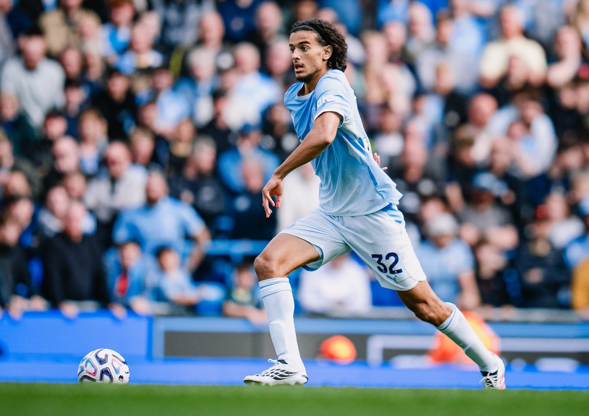 MancityNetwork's tweet photo. 🚨🚨 وفقاً لـ سام لي - ذا أثلتيك |

• من الناحية الأسلوبية، يبدو بوعدي الأقرب بين الوافدين الثلاثة لتقديم أدوار مشابهة لرودري

لكنه في عمر 18 عامًا، وقادم من الدوري الفرنسي، قد يكون الأقل جاهزية للانضمام مباشرةً إلى التشكيلة الأساسية

ماريسكا يرى أن بوعدي لا يبدو كلاعب يبلغ 18 عامًا، بل يبدو أكبر من عمره

لكن النادي يدرك أنه لا يزال لاعبًا شابًا يحتاج إلى الوقت للتأقلم مع بلد ودوري جديد