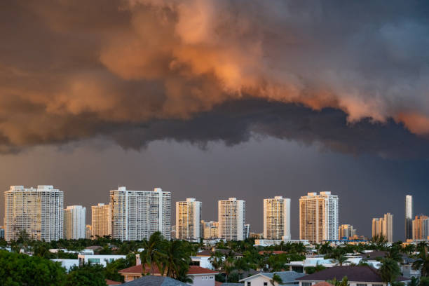 jjalonso_grx's tweet photo. ¿Sabías que las ciudades no solo sufren tormentas… las crean y las rompen? 🌆⛈️
Un nuevo estudio en Nature lo demuestra con 40.000 tormentas en Texas.
Te lo explico en 1 minuto. 👇 https://t.co/P3Bgzo0WZC