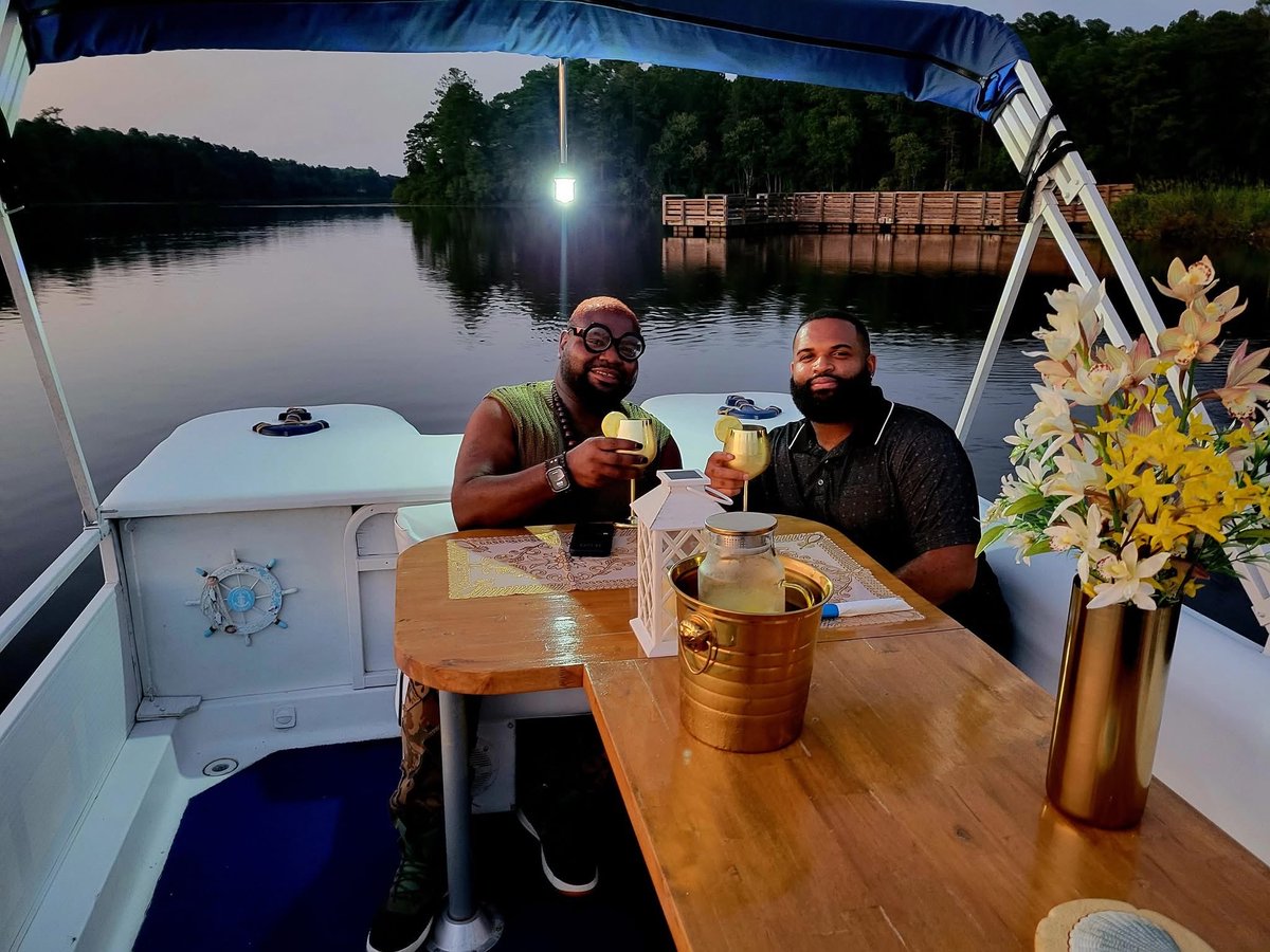 TwiZzaMusic's tweet photo. Enjoying the married life ❤️☺️❤️☺️❤️ https://t.co/hdWSmSEl6m