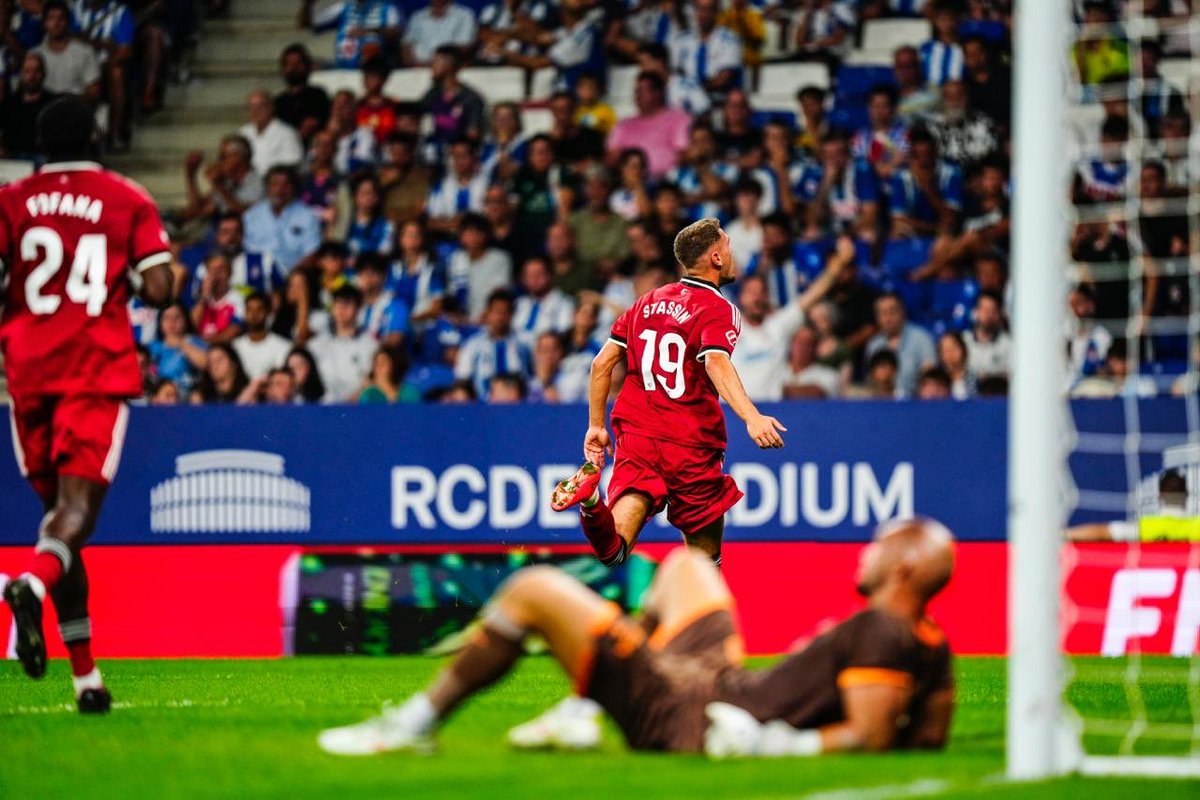 _JavierSantos_'s tweet photo. Nunca sabremos cómo habría acabado el partido sin antifaz (en 2025 hubo un penalti no pitado a Vargas en este mismo partido con este mismo árbitro, pero lo de hoy es inadmisible), así que destaquemos las maneras de este Sevilla, incluso con 10. Y sensación de que puede crecer. https://t.co/QRRgV6dYzI