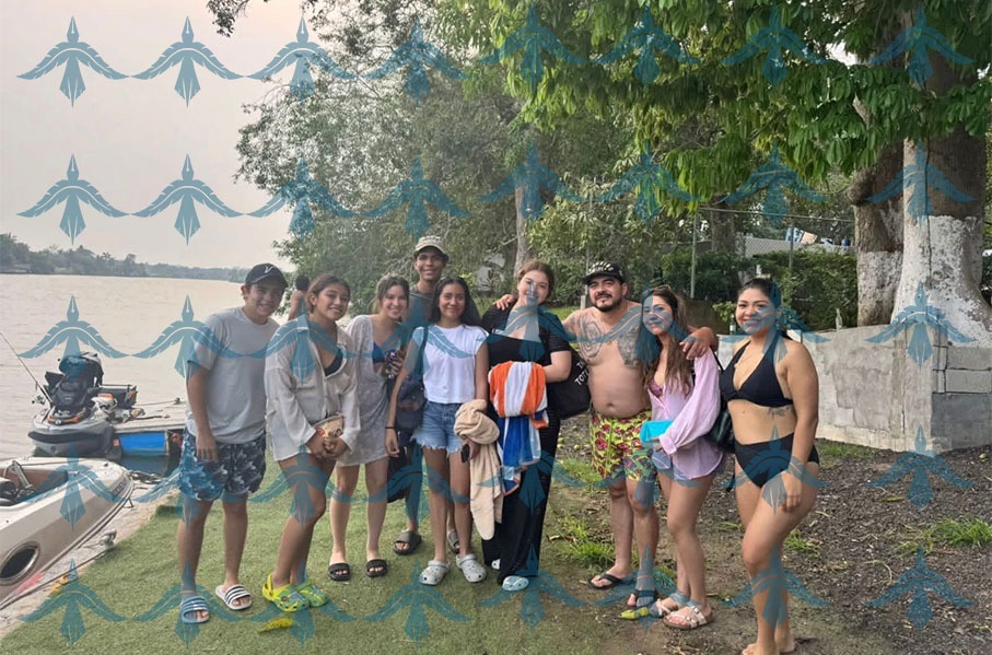 lbajopalabra's tweet photo. EL MUERTO ERA UN MENTIROSO. ZENYAZEN JURÓ POR DIOS QUE NO CONOCÍA A NADIE DEL YATE QUE SE INCENDIÓ. APARECE FOTO PREVIA AL INCENDIO, DONDE POSA CON TODAS LA CHICAS 4T

La versión de Zenyazen Escobar sobre el yate que se incendió el sábado 17 de mayo de 2026 en la zona de El Estero de la Riviera Veracruzana fue la siguiente: “Las chicas rentaron el yate. Como bien se había comentado un servidor andaba en moto acuática con mi hija. Estaba con mi familia. Cuando andábamos en la moto vimos la explosión y pues bueno vimos que había gente en el agua. Llegamos y eran cuatro chicas y el capitán y pues fue que un servidor regresó donde estaban las embarcaciones, dijimos ayúdenos, pues auxiliamos ciudadanos que estaban ahí y pues las rescatamos”. Zenyazen juraba por Dios que él no conocía a las mujeres del yate. Sin embargo, nos hicieron llegar una foto previa a la explosión del yate “Squalo”, donde se ve a Zenyazen Escobar, con el mismo traje de baño amarillo con figuras de cangrejos, posando para la foto junto con las chicas que estaban en el yate cuando explotó. En la foto aparece Zeyazen Escobar García junto con Joselyn Vianey (29 años), Claudia Alemán (30 años), Cinthia G. H. (30 años) y Atzin R. (31 años). Las cuatro chicas, empleadas del gobierno estatal, amigas selectas del diputado. Decía Zenyazen: "Qué lamentable que los medios hoy quieran señalar a un servidor de algo que es totalmente falso. Lo único que hice fue ayudar, como cualquiera lo hubiera hecho y como lo hicimos ciudadanas y ciudadanos que estábamos ahí alrededor de esta situación". Hoy ya no se le puede reclamar a Zenyazen Escobar por su mentira, de hecho ya no se le puede reclamar nada, porque las Escrituras señalan que “la paga del pecado es muerte”, el muerto ya ha pagado sus pecados.