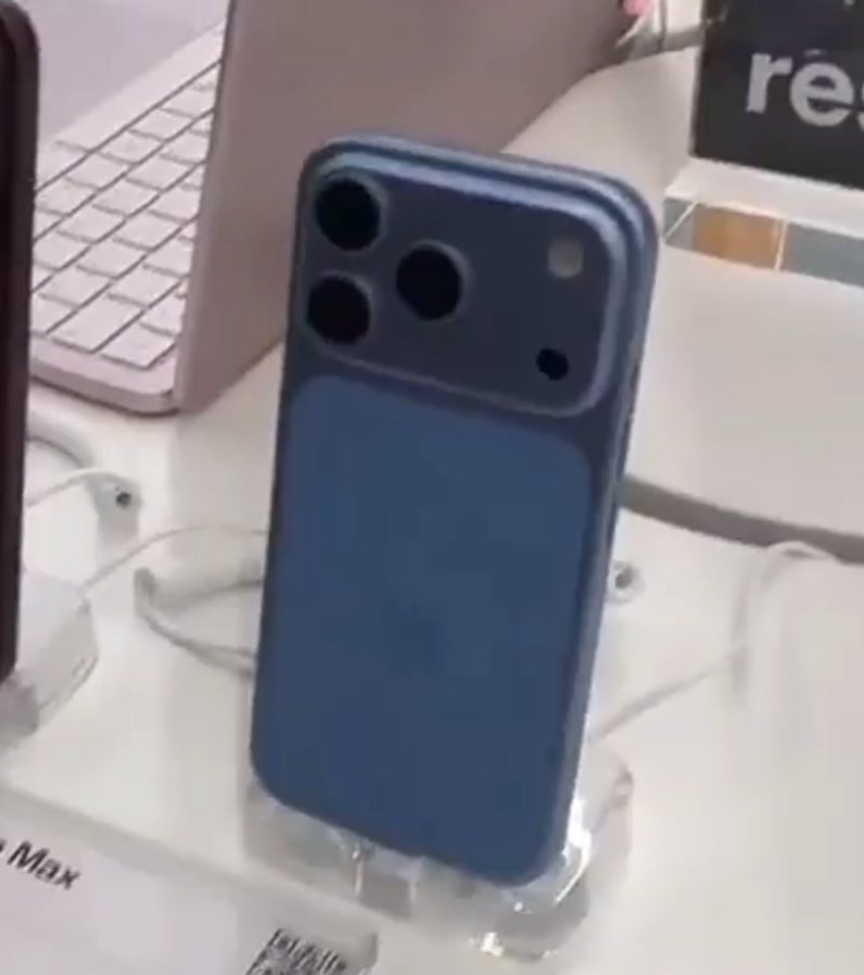 JPChinsolo's tweet photo. IPhone 18 Pro Display Model https://t.co/Kt9cdmY85t