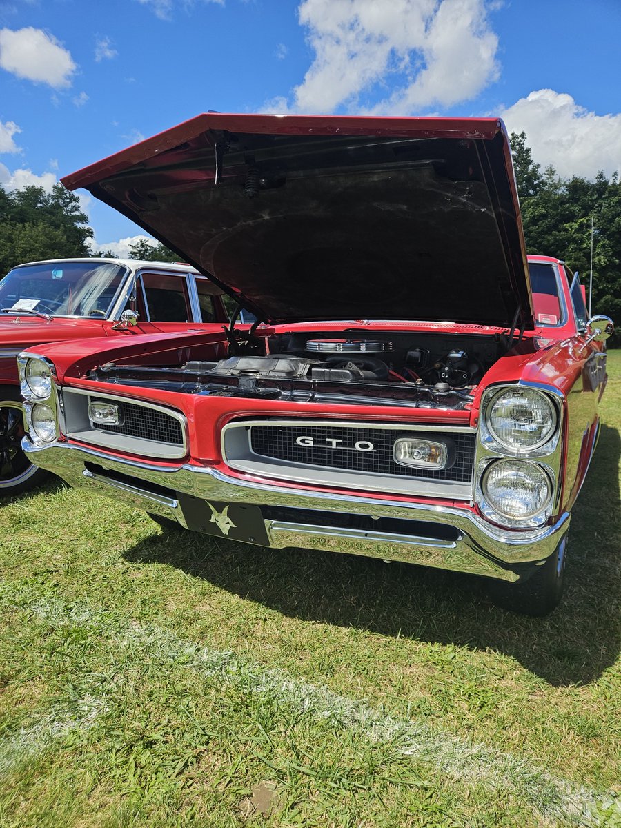 KoolDog570's tweet photo. @GTOKLAHOMA hope you're well brother, here's a little something from Ashlands first car show, and you know they had to be RED 😎 https://t.co/qoornSfR6a