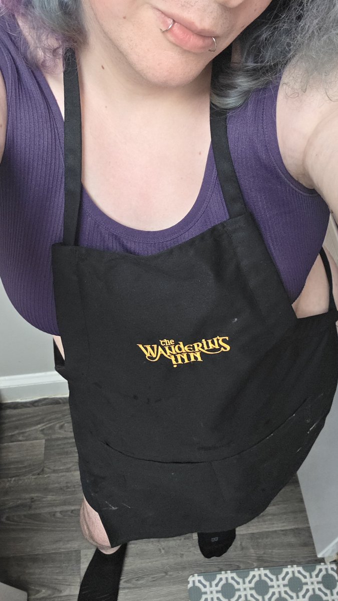 wintersqueenmab's tweet photo. can i cook you dinner, pretty girl? https://t.co/a8dPmGGFRL