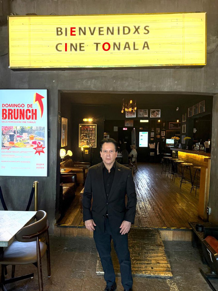 DanielAceves84's tweet photo. Me encuentro en el centro cultural alternativo Cine Tonalá, para presenciar la docuserie #ChávezVsChávez; junto al productor Carlos Sosa @elcarlossosa Emilio Ulloa, Francisco García Davis y @JesusMenaMx https://t.co/nrB3WsVwt1