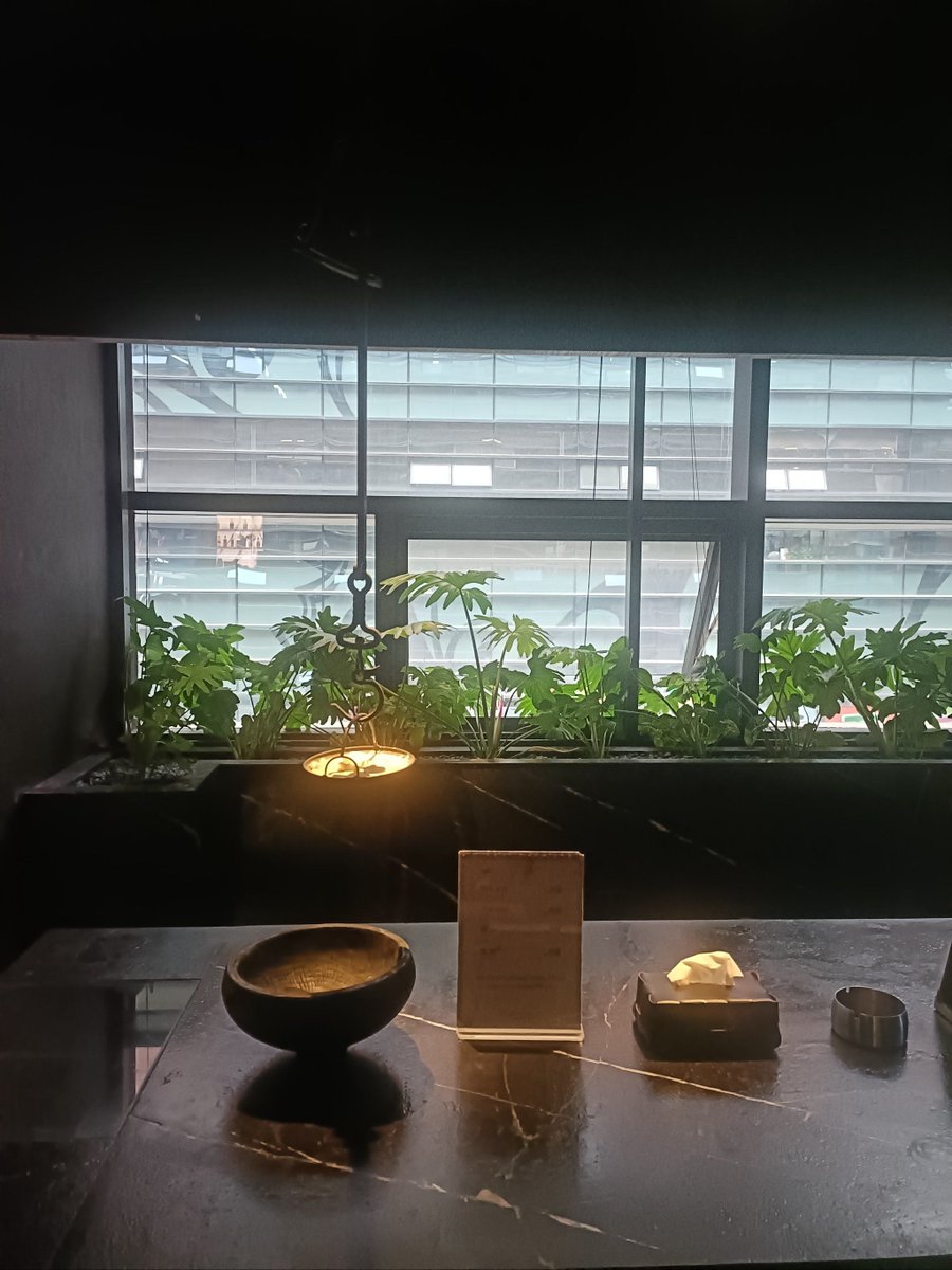 GiljeHong's tweet photo. [加班到楼下便利店只剩热包子相伴，啃完赶方案，今日份KPI打卡完成！]， https://t.co/eJ5hnunUct