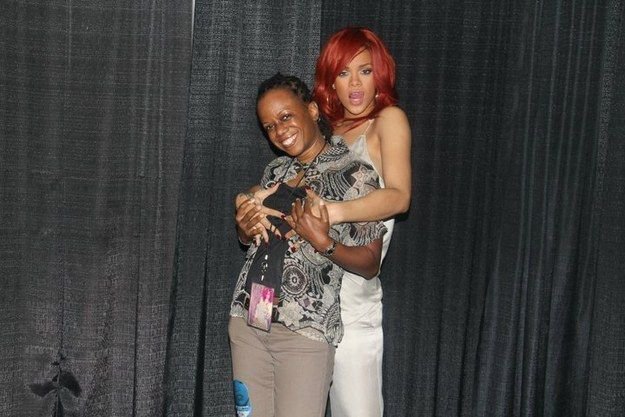lazoopocket_'s tweet photo. Já os meet and greet da Rihanna antigamente https://t.co/Eg5oarVpG3