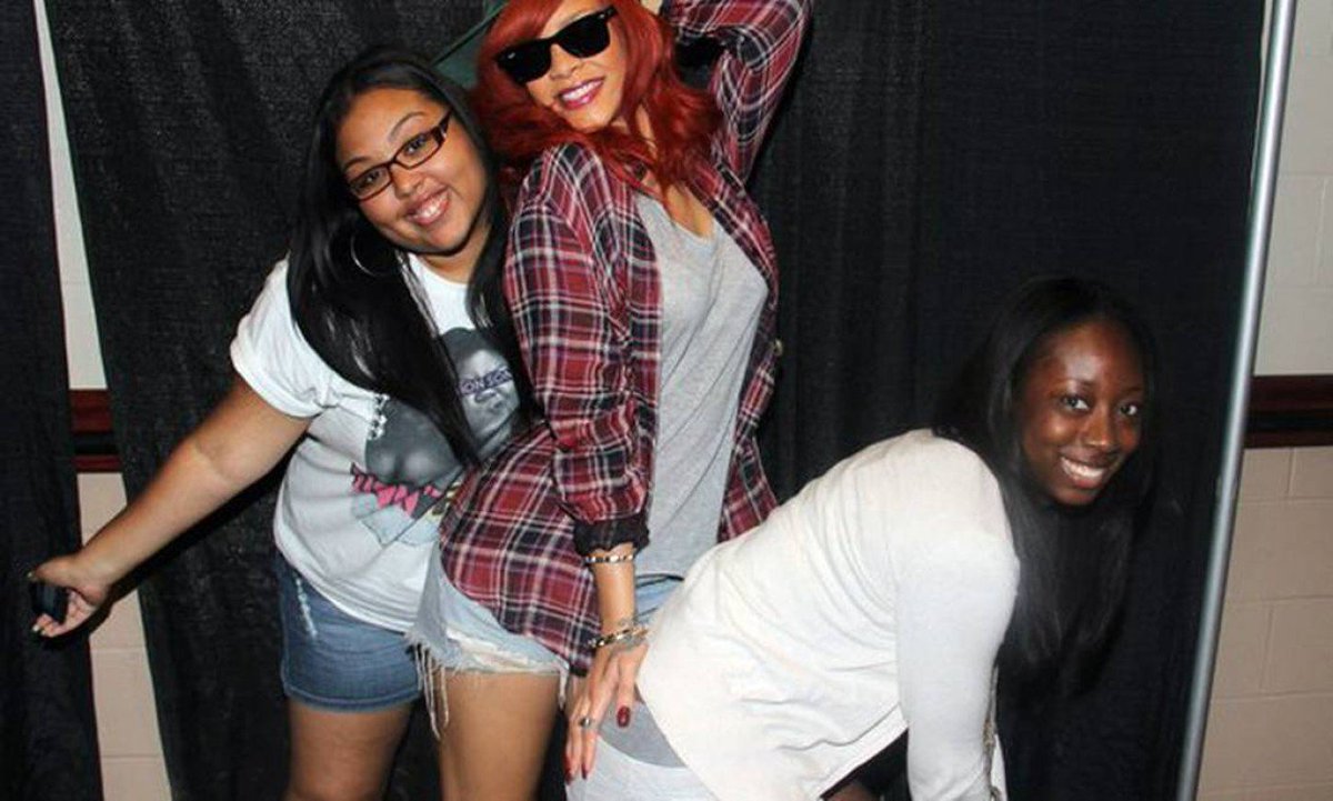 lazoopocket_'s tweet photo. Já os meet and greet da Rihanna antigamente https://t.co/Eg5oarVpG3