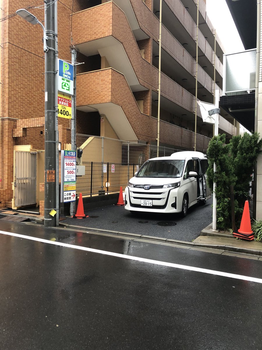 IxQG976C0AmJgqD's tweet photo. 朝っぱらから腹立つわ…

どこ停めてんんだよ！コインパーキング使えねーだろがよ？

このレンタカー雨降ってんのにドア開けっ放し、トランク開けっ放しで今のところ10分は放置。

まじでキレそう。 https://t.co/VCwzv3Ucip
