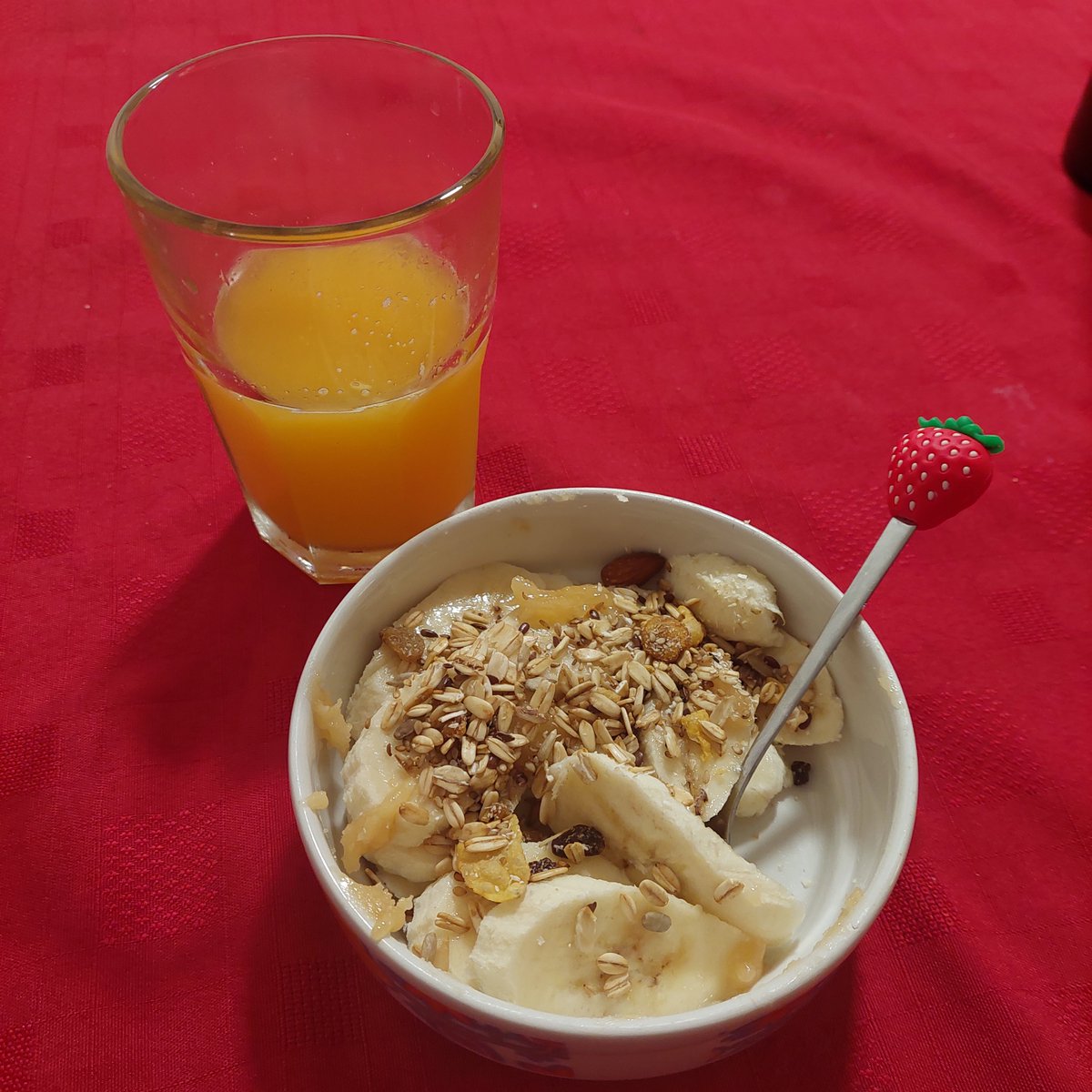 TonguefOneFrog's tweet photo. Cuántas calorías chat??? Jugo de naranja exprimido y Banana, miel y semillas :) https://t.co/r93he6tAda