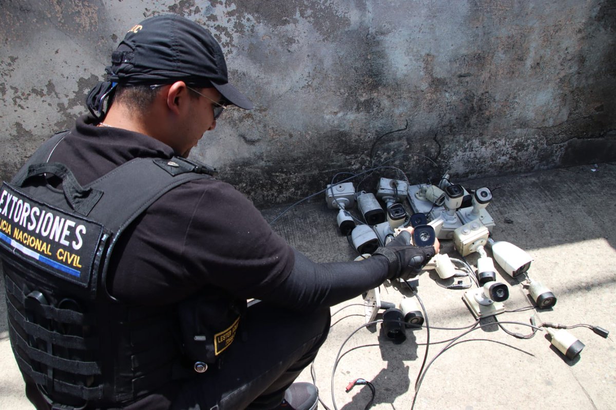 PNCdeGuatemala's tweet photo. PNC retira 21 cámaras clandestinas presuntamente utilizadas por estructuras criminales
Suman 427 cámaras retiradas por PNC
En las colonias Las Ilusiones y Maya, zona 18, así como en Canalitos, zona 24, investigadores de la #DIDAE, https://t.co/Y6JIRFkHbP