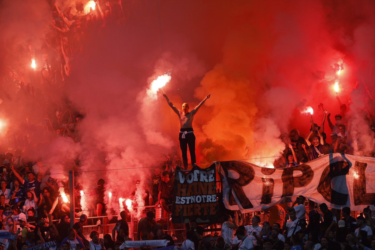 CarlosMoserZ's tweet photo. 🔵⚪️ L’OM, c’est 127 ans d’histoire. 

Avec des hauts, des bas.
Des joies, des peines.

De la haine, de l’amour, de la sueur, des larmes, du sang… 

Mais c’est 127 ans d’histoire.

Supporter et aimer l’OM n’a pas de condition.

C’est à l’image de la ville : sans concession.
Soit t’es avec, soit t’es contre. 

À tous ceux qui préfèrent leur égo et les « j’avais raison » au club, 
À tous ceux qui conditionnent leur passion à des résultats, 
À tous ceux qui vont dans le sens du vent… il tournera. Car, depuis 127 ans, il finit toujours par tourner.

…Et à ce moment-là, l’OM n’aura plus besoin de vous. Et on saura se souvenir de qui vous êtes... 💙🤍 🫵
