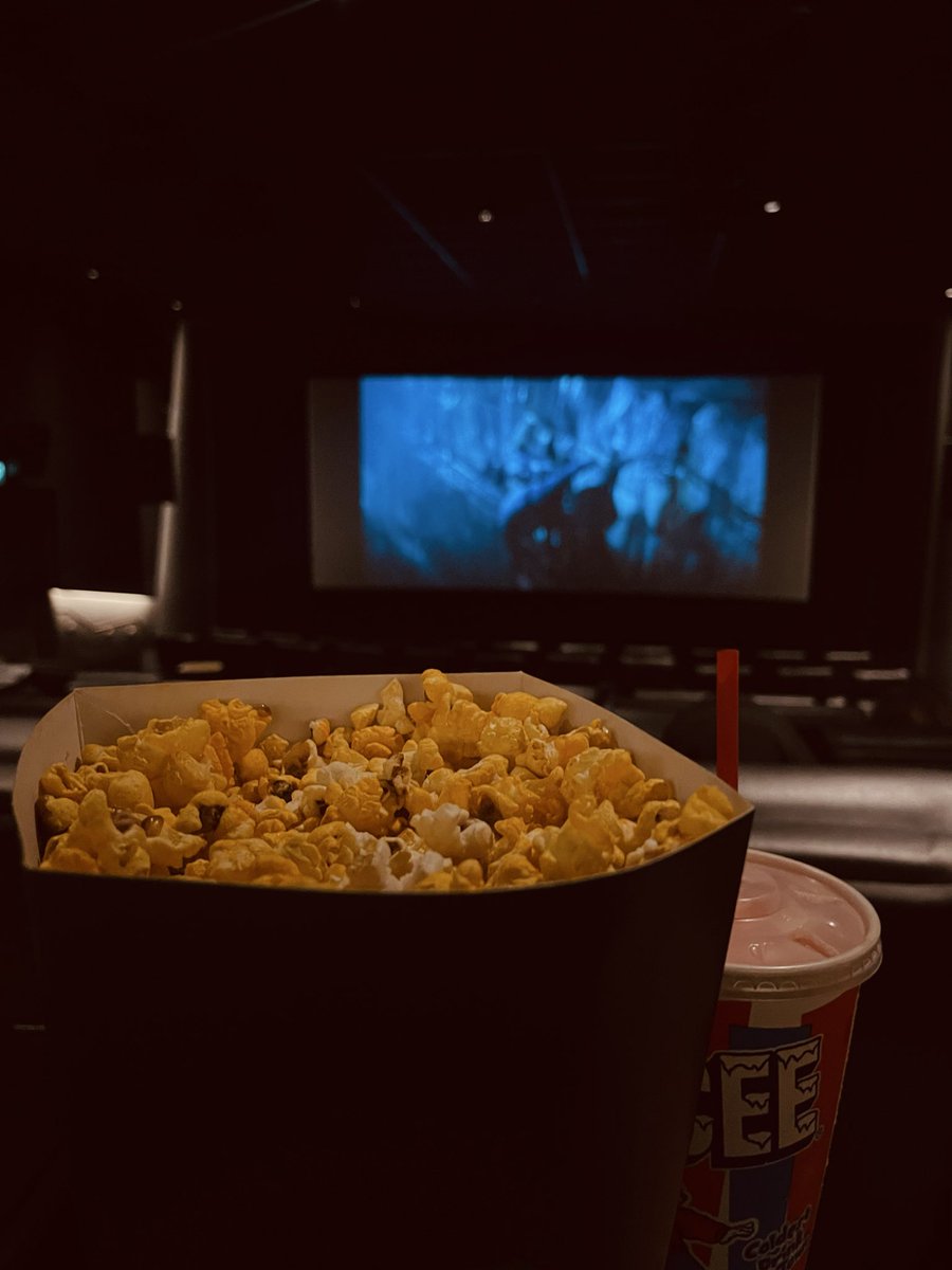 A_hla2's tweet photo. رحت AMC سينما وقالو لي ترا الكهرب طافي والشاشه شغاله عالماطور بس واحتمال تطفى في اي وقت ومافي تعويض 

ودفعت ودخلت وتابعت بدون تكييف عالي 
وكان هذا اكثر شي ويرد سويته. https://t.co/DnF2sNtJ6t