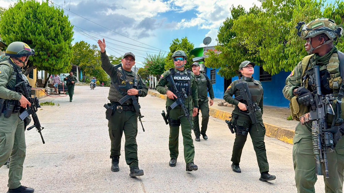 mindefensa's tweet photo. Nuestro @DirectorPolicia, estuvo en el municipio de Norosi, Bolivar, evaluando de primera mano la situación de seguridad tras el ataque con drones del ELN contra la subestación de Policía hace un mes.

Durante la visita, el alto oficial acompañó a los uniformados y a la comunidad, ratificando el compromiso de la Institución con la tranquilidad de la región. La Fuerza Publica no retrocederá ante el accionar criminal ni permitirá que la violencia afecte el bienestar de los habitantes del sur del departamento.

Trabajaremos sin descanso para que estos hechos no queden impunes y los responsables sean llevados ante la justicia.