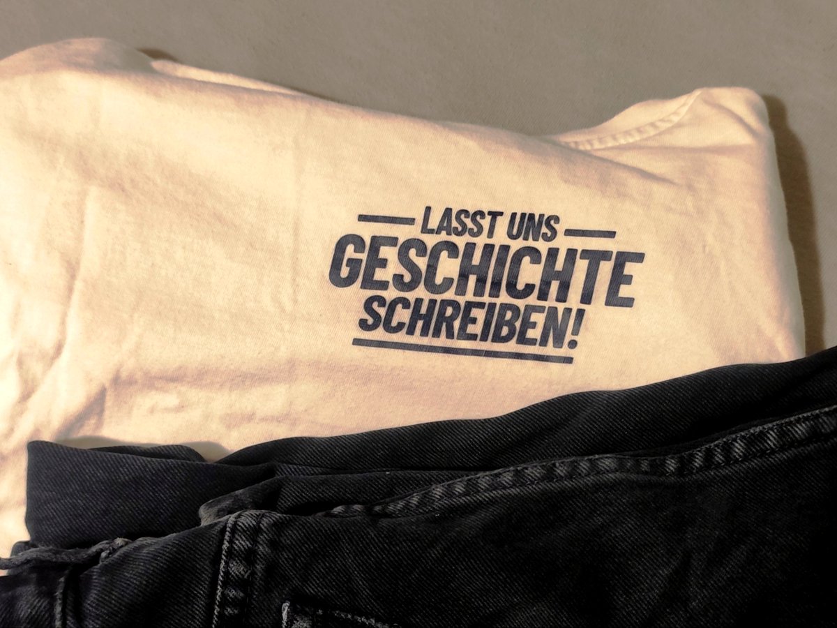 meller509's tweet photo. @MitAktien Gratulation und Dankeschön! Historisch! So wie es auf dem Shirt steht. @MitAktien Du wärst doch der perfekte Mann in einer Regierung- @UlrichSiegmund für einen kompetenten Finanzminister! https://t.co/xVkiIz2n0U