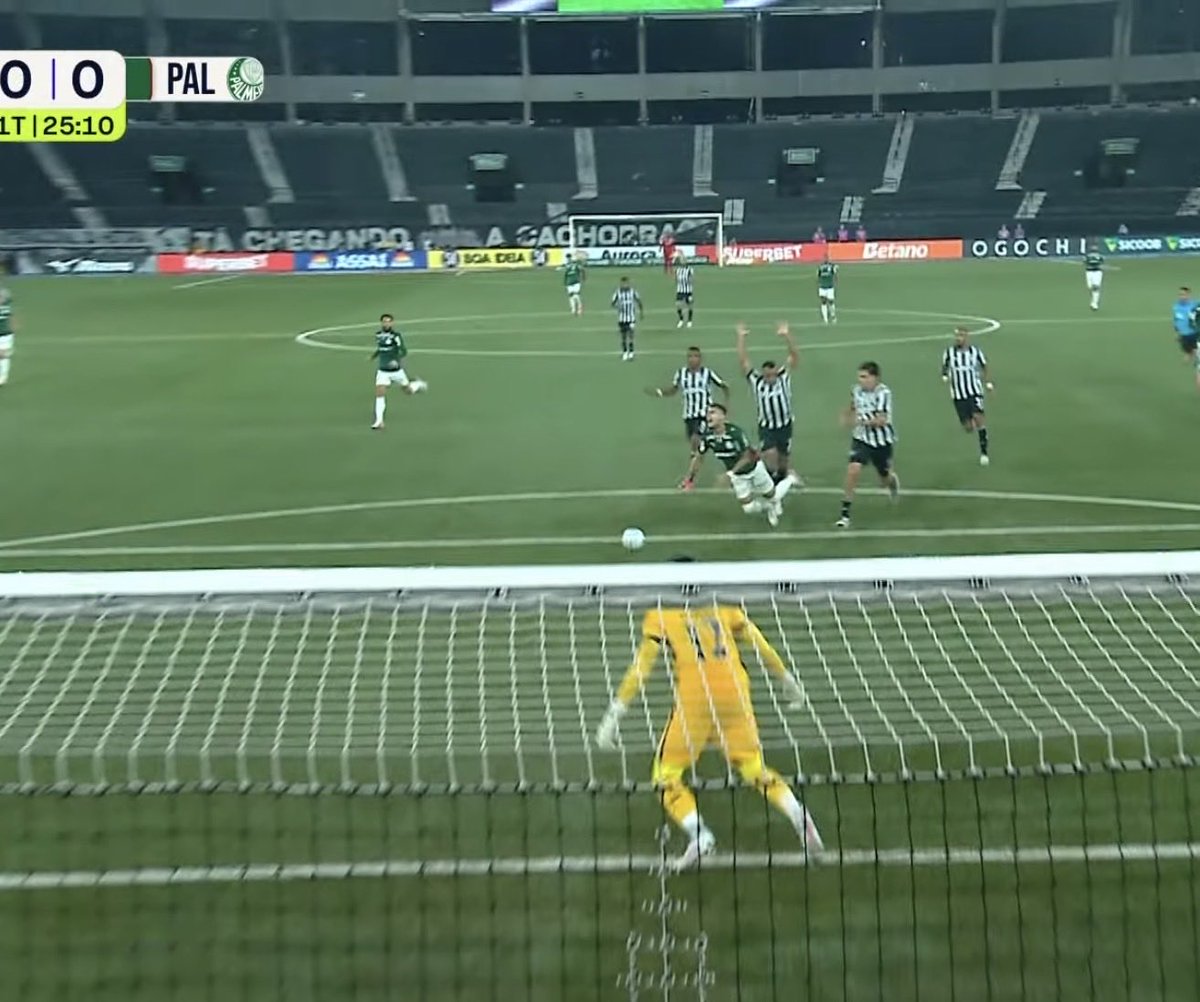 Oledobrasil's tweet photo. Marçal fez essa falta e não foi expulso.

A arbitragem brasileira é uma loucura. 

📸 reprodução / Caze TV https://t.co/pJZ5ftzEPQ