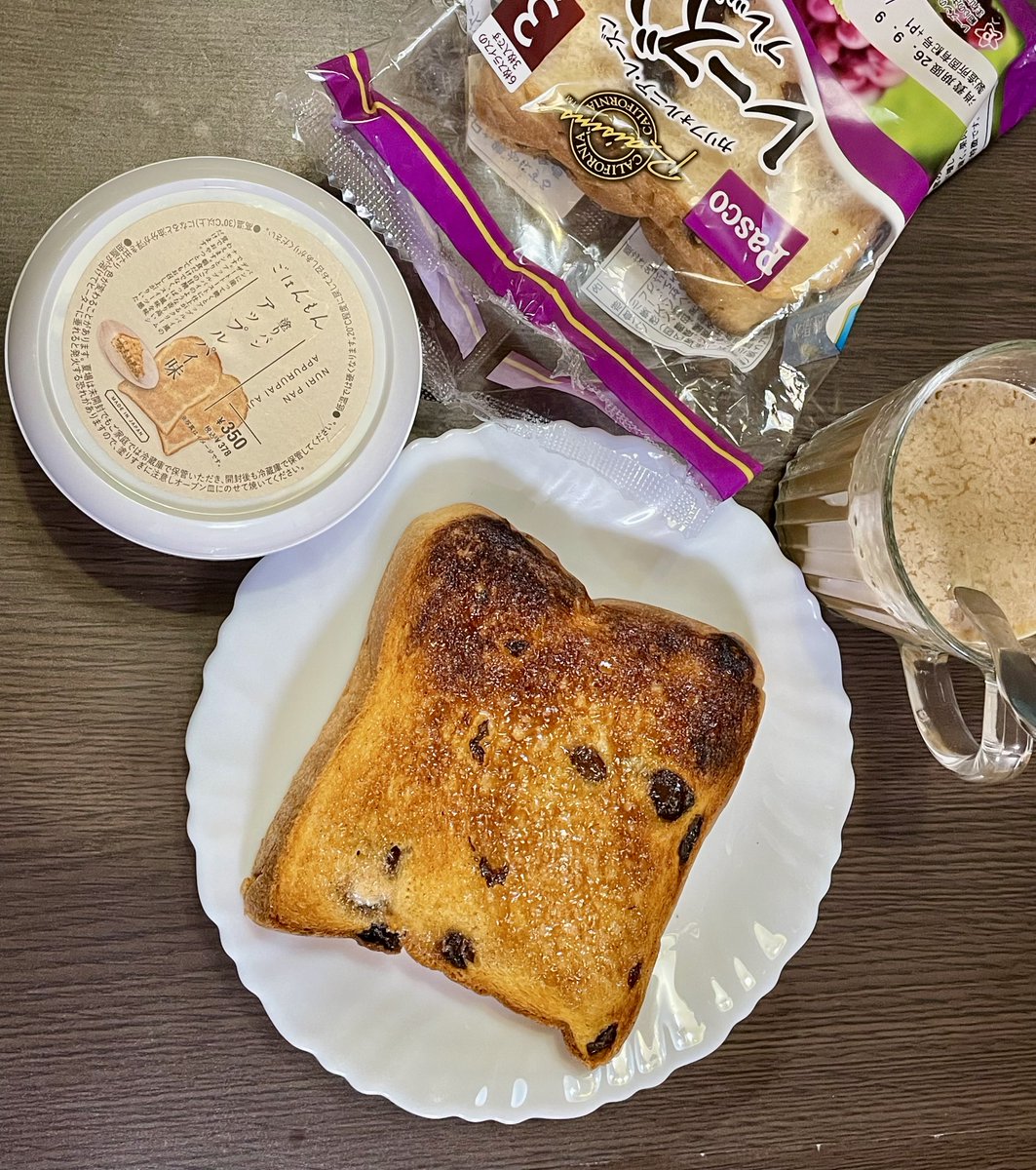 gyuru2's tweet photo. スリコで売っていたアップルパイ味のペーストが、ぶどうパンに塗って焼くとめちゃうまでした✨お試しあれ。 https://t.co/rCA2KwD8NW