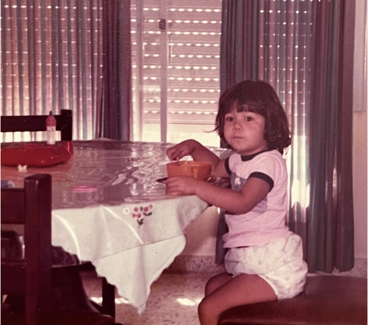 vickytedije's tweet photo. Mira si me voy a hacer una foto de cómo era en los 80s con IA teniendo esta foto espectacular. AI could never. https://t.co/SzrMvqfhDa