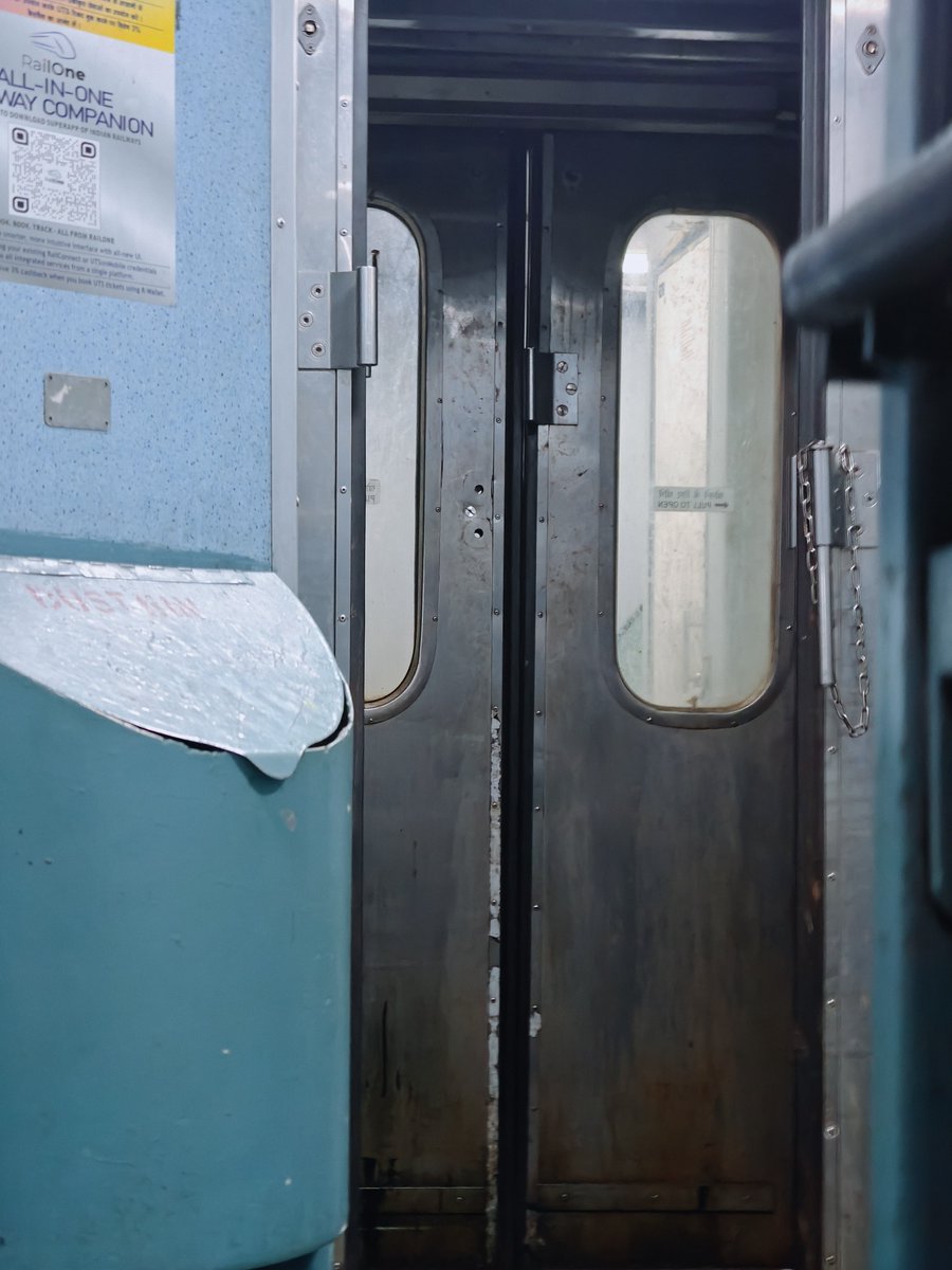 SomeOne_Abhi's tweet photo. @RailwaySeva @RailMinIndia @AshwiniVaishnaw @wc_railway I am currently in train no. 12752, my PNR no. is 2839840228. As you can see the pantry coach is locked and I cannot get to my berth in B4 from S8. Kindly help. https://t.co/IzwToiASrj
