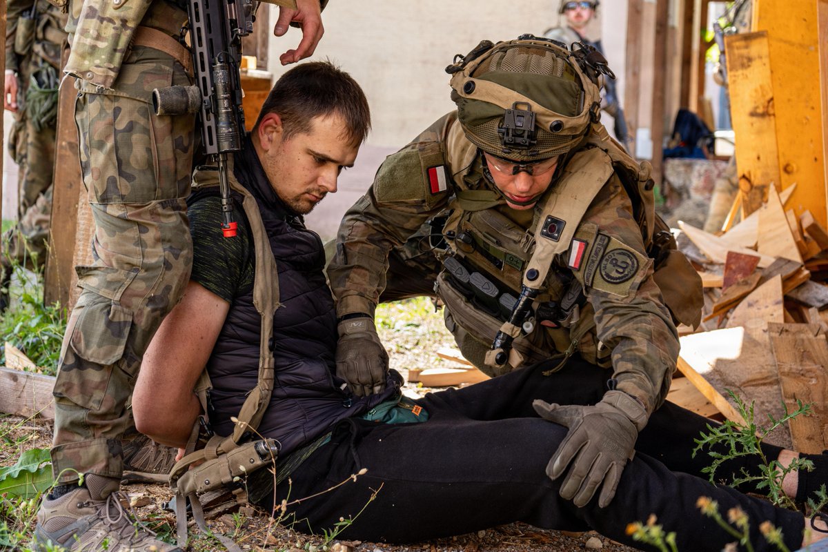At Saber Junction 26, Polish Soldiers trained alongside the 173rd Airborne Brigade at Hohenfels as they engaged opposing forces.

#ThisIsUSAREURAF #SaberJunction26 #7thATC #173rdAirborne #SwordofFreedom #SETAFAfrica https://t.co/9YIkBc2qa0