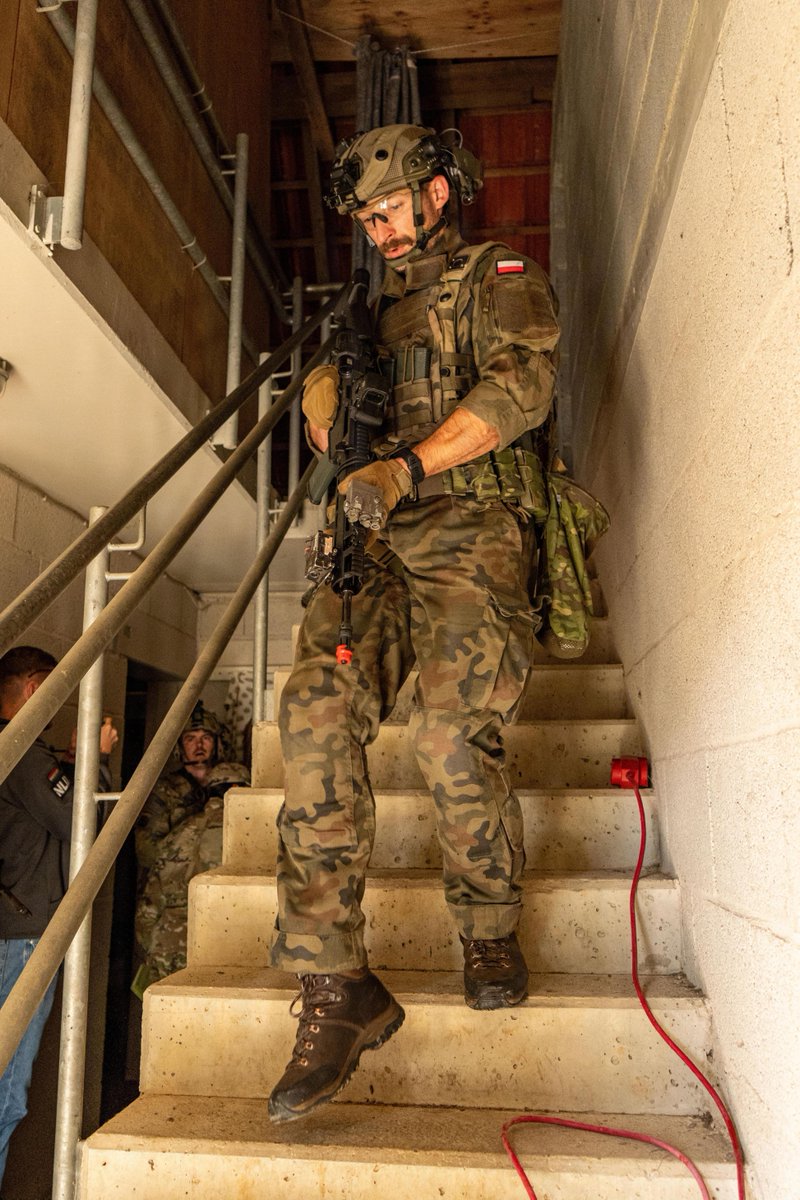 USArmyEURAF's tweet photo. At Saber Junction 26, Polish Soldiers trained alongside the 173rd Airborne Brigade at Hohenfels as they engaged opposing forces.

#ThisIsUSAREURAF #SaberJunction26 #7thATC #173rdAirborne #SwordofFreedom #SETAFAfrica https://t.co/9YIkBc2qa0
