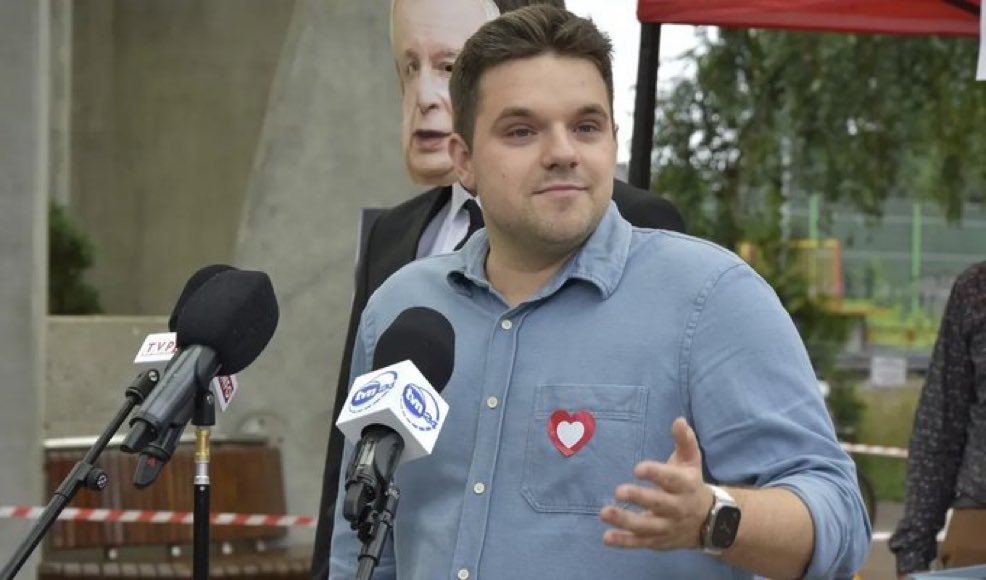 GenKiszczak's tweet photo. Ej, a wiesz że żeby zapłacić ze swoich składek miesięczna  pensję Kacprzykowi musisz pracować 180 lat? https://t.co/Rly0IvElWb