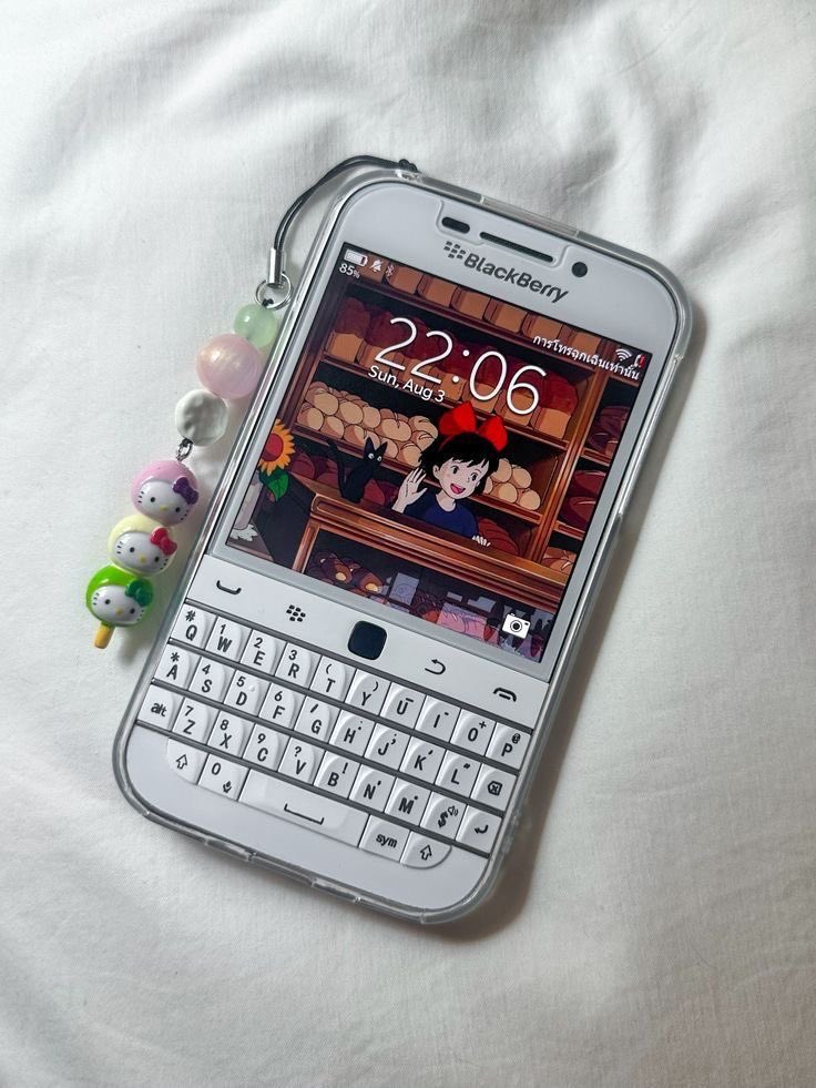 fairiehaze's tweet photo. i miss when phones used to look like this https://t.co/ExVexE0iZh