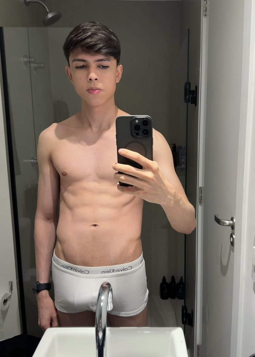 grudjbi's tweet photo. só de cueca pra vcs https://t.co/u1seNQyWXX