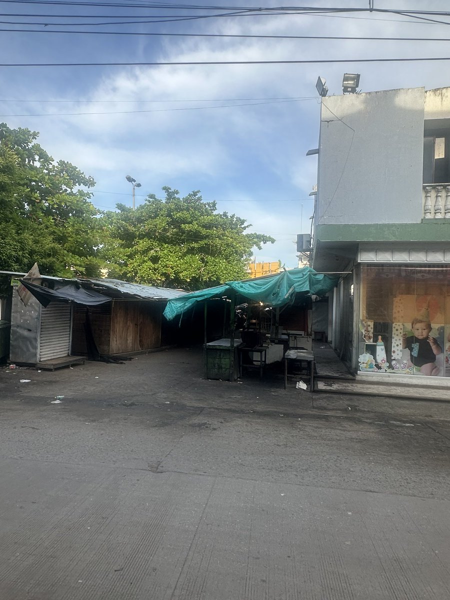 jomanzur1's tweet photo. Plaza de la CONCORDIA @AlcaldiaLorica convertida hace 3 meses en basurero mpal @SEACOR disque empresa de servicios públicos  !!  @BBVA para cerrar oficina! 
Mpio y sus funcionarios se hacen los”locos” ! POR FAVOR …Hasta cuando? @SecregobiernoLorica @CotoManzur @fabioaminsaleme https://t.co/Tck3pfKosT