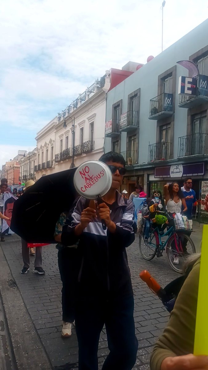 quorum_mx's tweet photo. 🌳🐦📢Uno de los aspectos más distintivos de las #marchas que, desde febrero a septiembre, se han realizado contra el #cablebus de #Puebla, es la calidad artística que las y los manifestantes han imprimido a sus elementos de protesta.

En la marcha de este domingo 6 de septiembre, se vieron mantas pintadas a mano, sartenes con consignas para el cacerolazo, disfraces de #árboles y hasta una sombrilla de papel pintada con el mensaje "#NoAlCablebus"

📷 @ZvezdaNinel