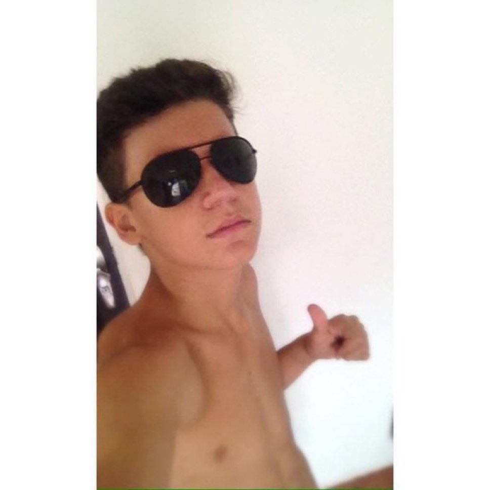 mvplanaa's tweet photo. KKKKKKKKKKKKKKKKK toda vez que eu lembro dessas fotos eu tenho um infarto de tanto rir pprt https://t.co/7C9WWC7tGZ