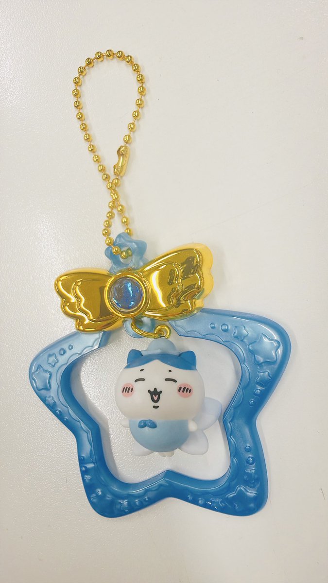 amenonnon's tweet photo. 職場近くのローソンでちょうど品出し中のスイングチャーム見つけて運命感じたハチワレちゃん🧚今日も頑張ろ！ https://t.co/MSGarnMRcQ