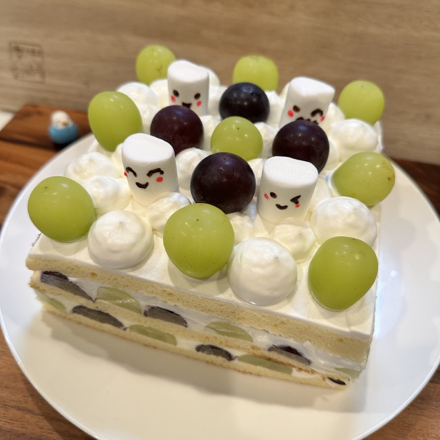 blackdog1tokyo's tweet photo. 今回は四角いシャインマスカットケーキの作り方を紹介したいと思います☺️

マシュマロに飾り付けをして、可愛らしい感じのシャインマスカットケーキにしてみました😉

👇作り方
https://t.co/Rya4Z47JuN https://t.co/qvfMpr58Eq