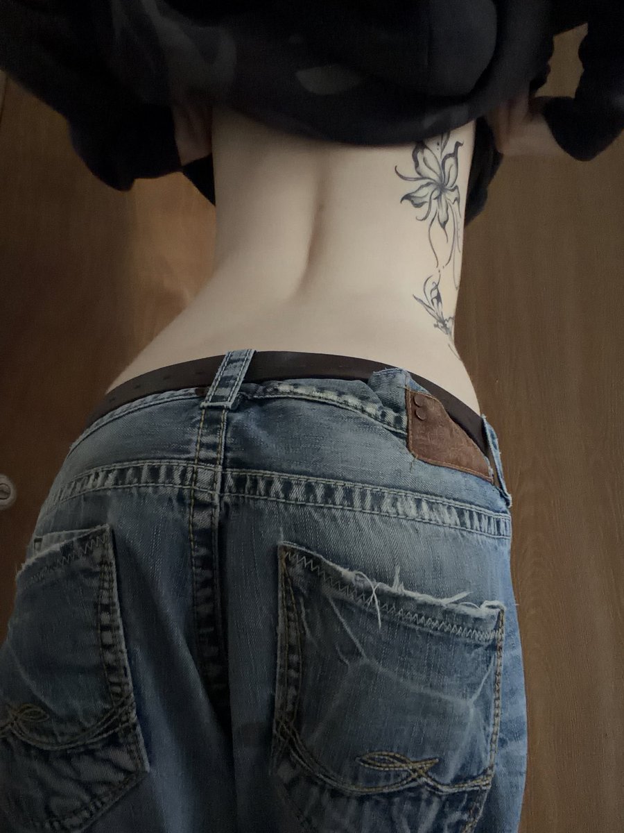 shushrock's tweet photo. Back + waist 🎃 https://t.co/v5Iq0aBbz9